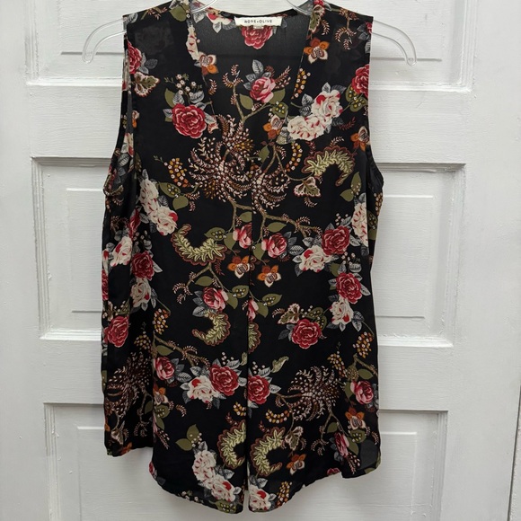 Tops - Rose + Olive Floral V Neck Sleeveless Blouse Women’s Small